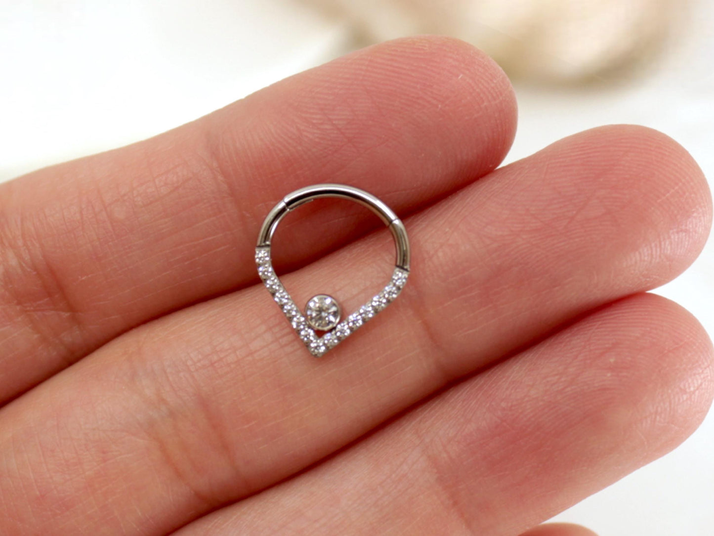 16g Titanium Septum Clicker Hoop, V shape Dainty Chevron Hinged Hoop Ring, 16g 8mm 10mm Septum Piercing Nose Piercing Jewelry