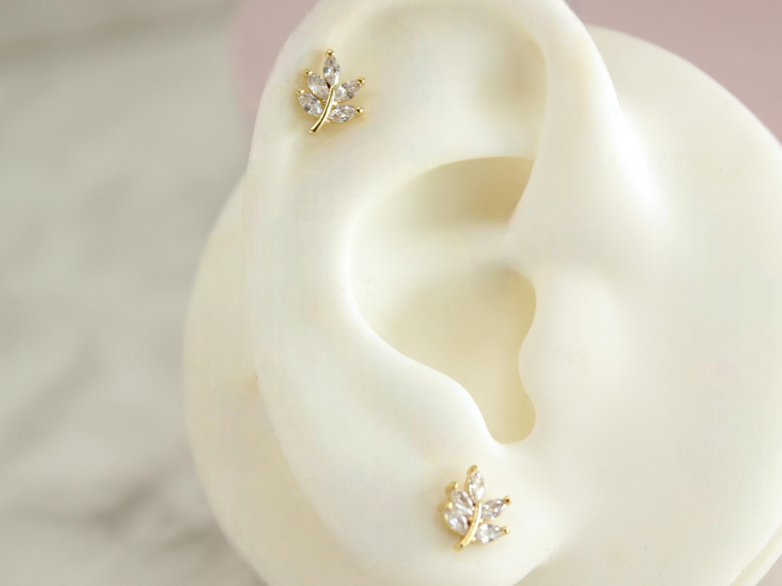 18G Titanium Push In Monroe Labret, Threadless Flat Back Floral Stud Cartilage Piercing, Conch Piercing, Tragus Stud, Flat Back Stud Earring