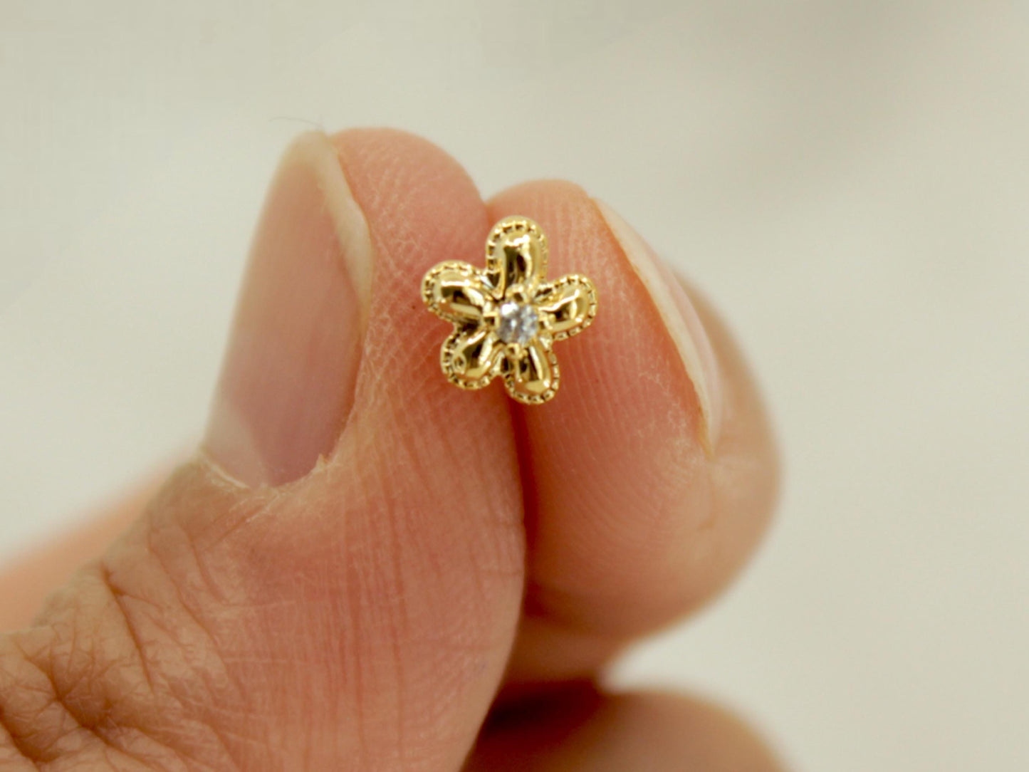 Gold Titanium Threadless Push-In Labret with CZ Crystal Flower Top, 18g Body Jewelry for Lip, Nose, Cartilage, Tragus Piercing Jewelry