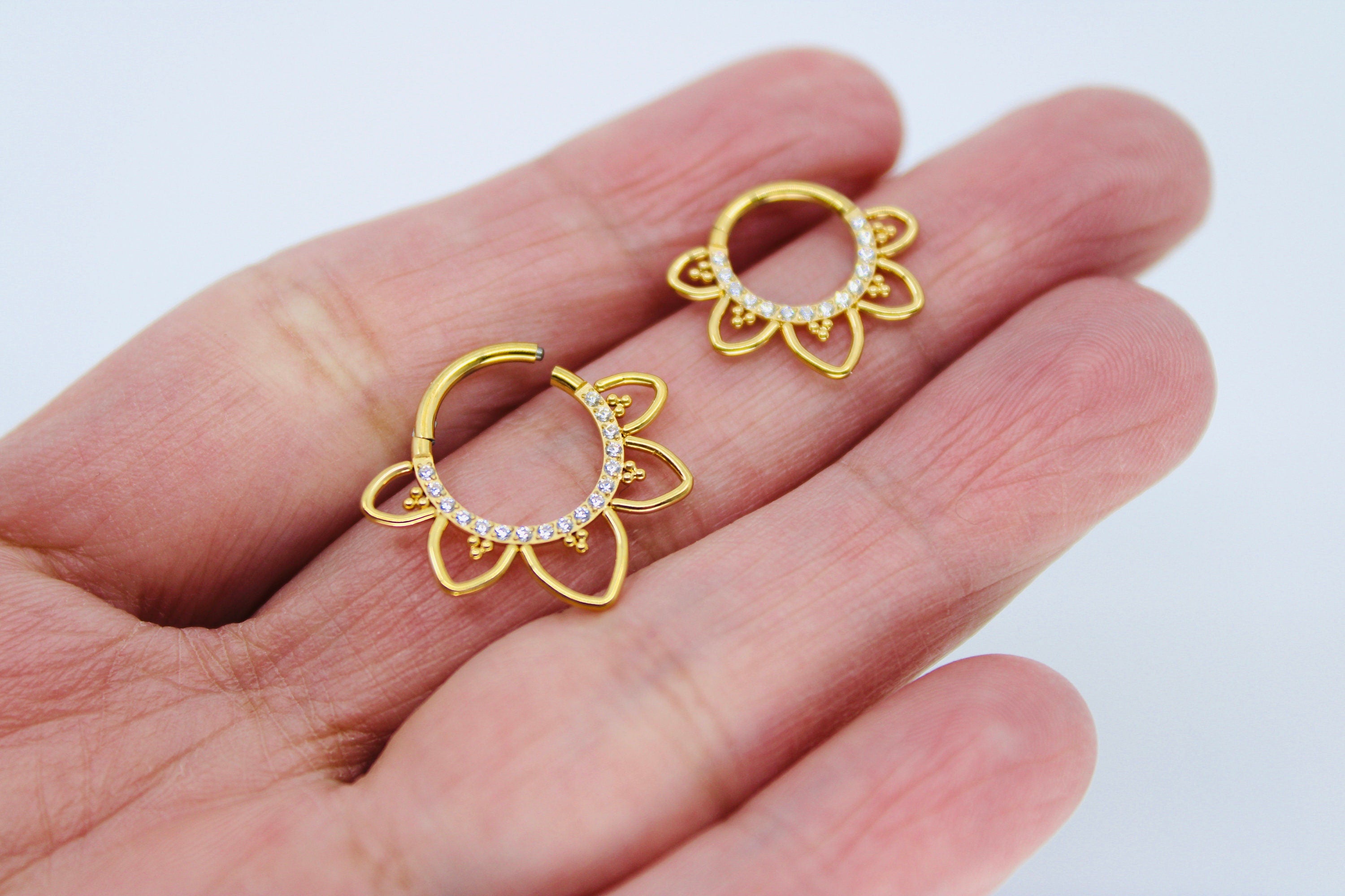 Gold Titanium Septum Clicker Hoop Ring, Heart Sparkling Gem Front Decor Septum Piercing, 16G Gold Septum Nose Piercing Body Jewelry