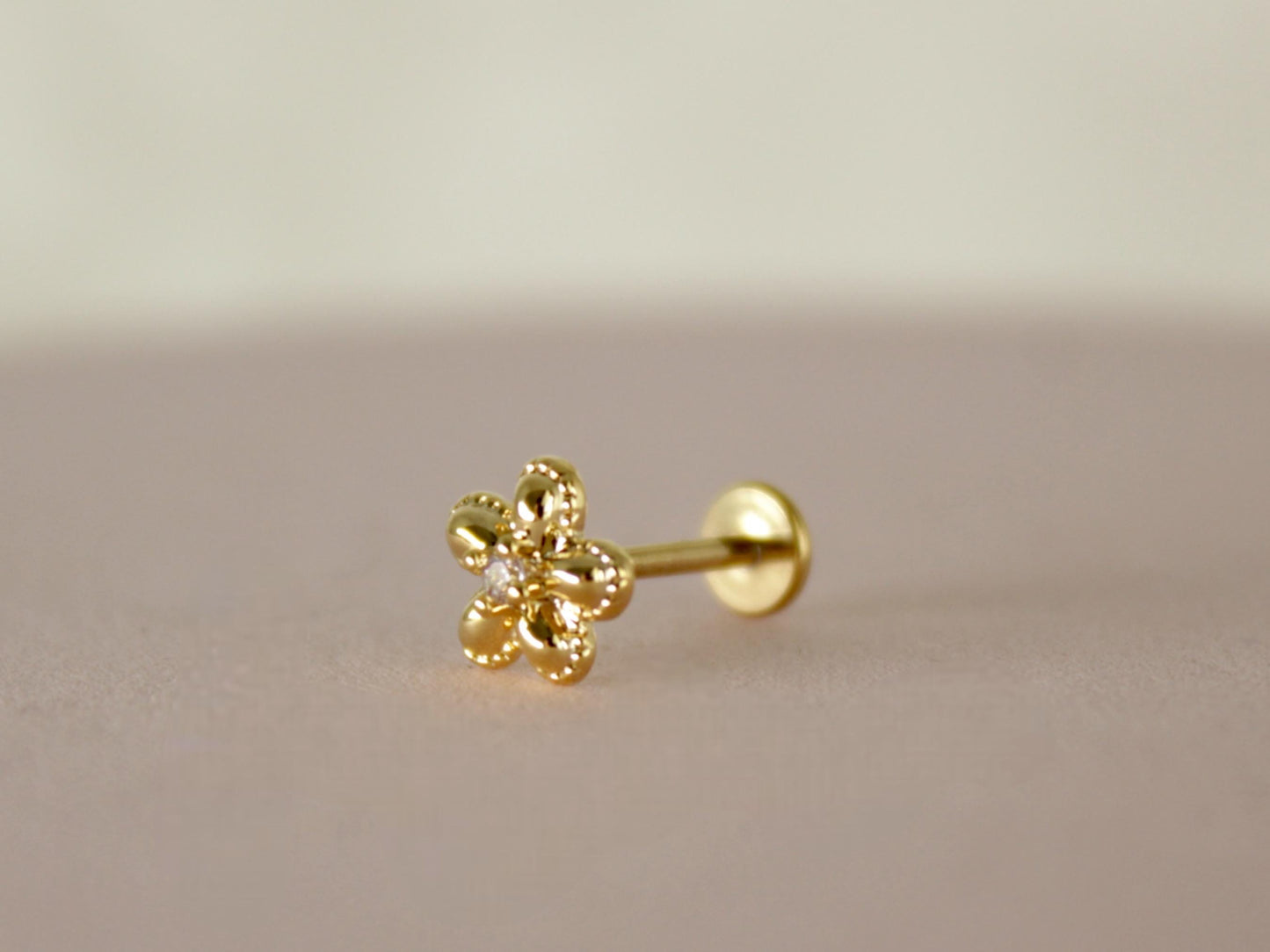 Gold Titanium Threadless Push-In Labret with  CZ Crystal Flower Top, 18g Body Jewelry for Lip, Nose, Cartilage, Tragus Piercing  Jewelry
