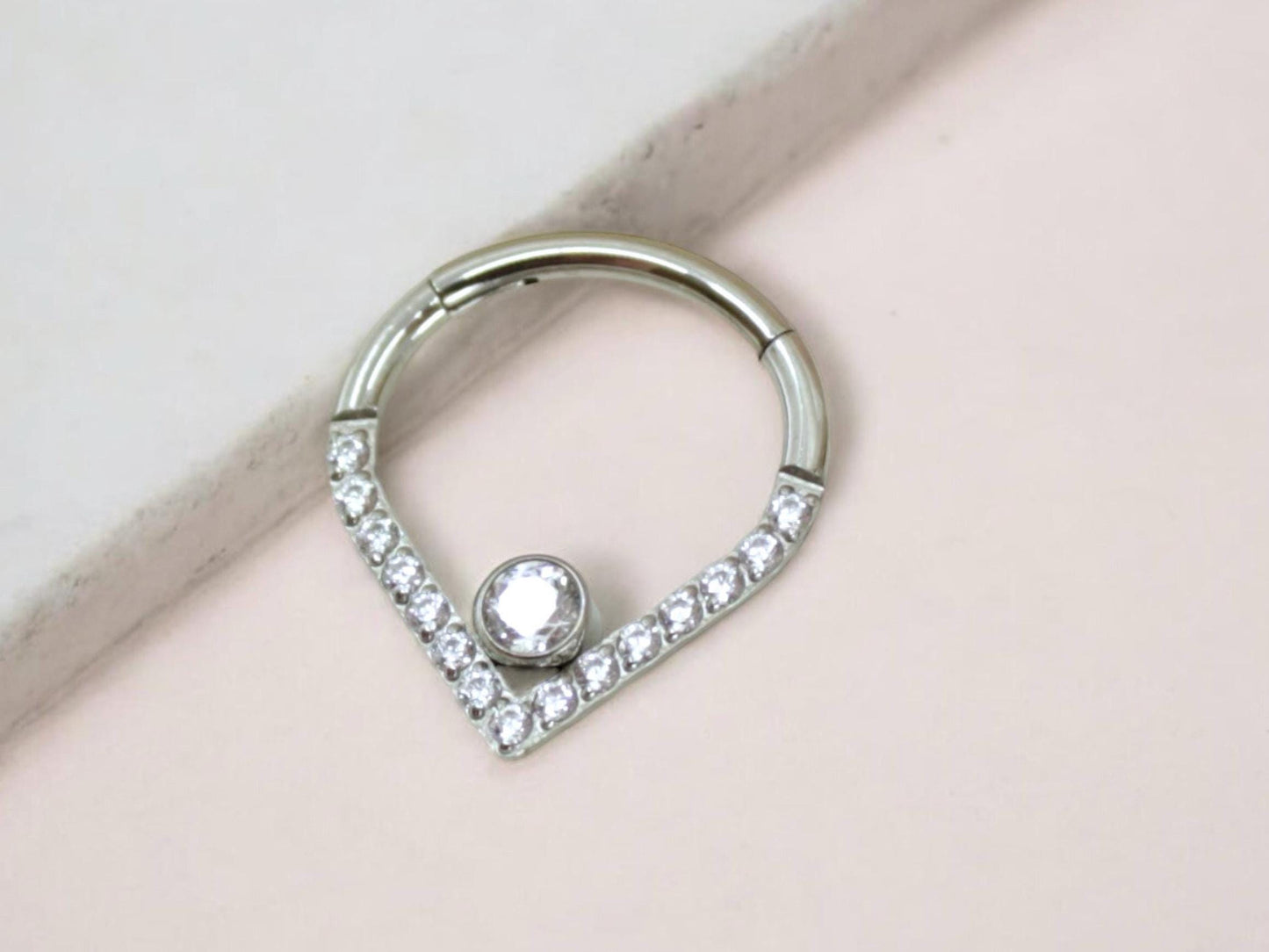 16g Titanium Septum Clicker Hoop, V shape Dainty Chevron Hinged Hoop Ring, 16g 8mm 10mm Septum Piercing Nose Piercing Jewelry