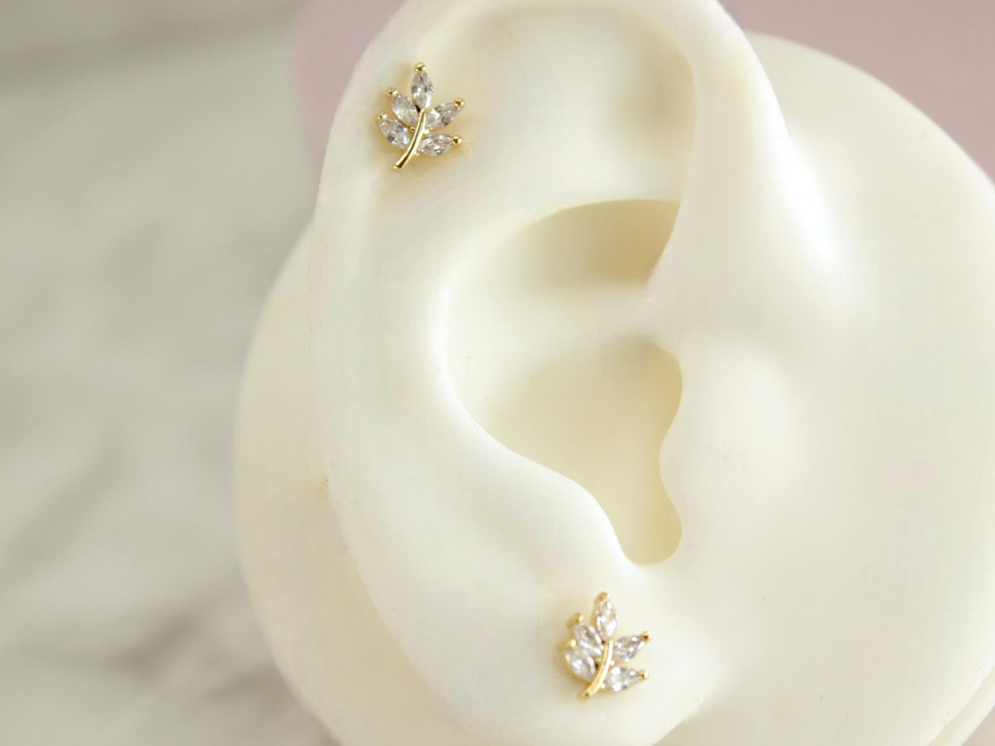 18G Titanium Push-In Monroe Labret – Threadless Flat Back Floral Stud for Cartilage, Conch & Tragus Piercing