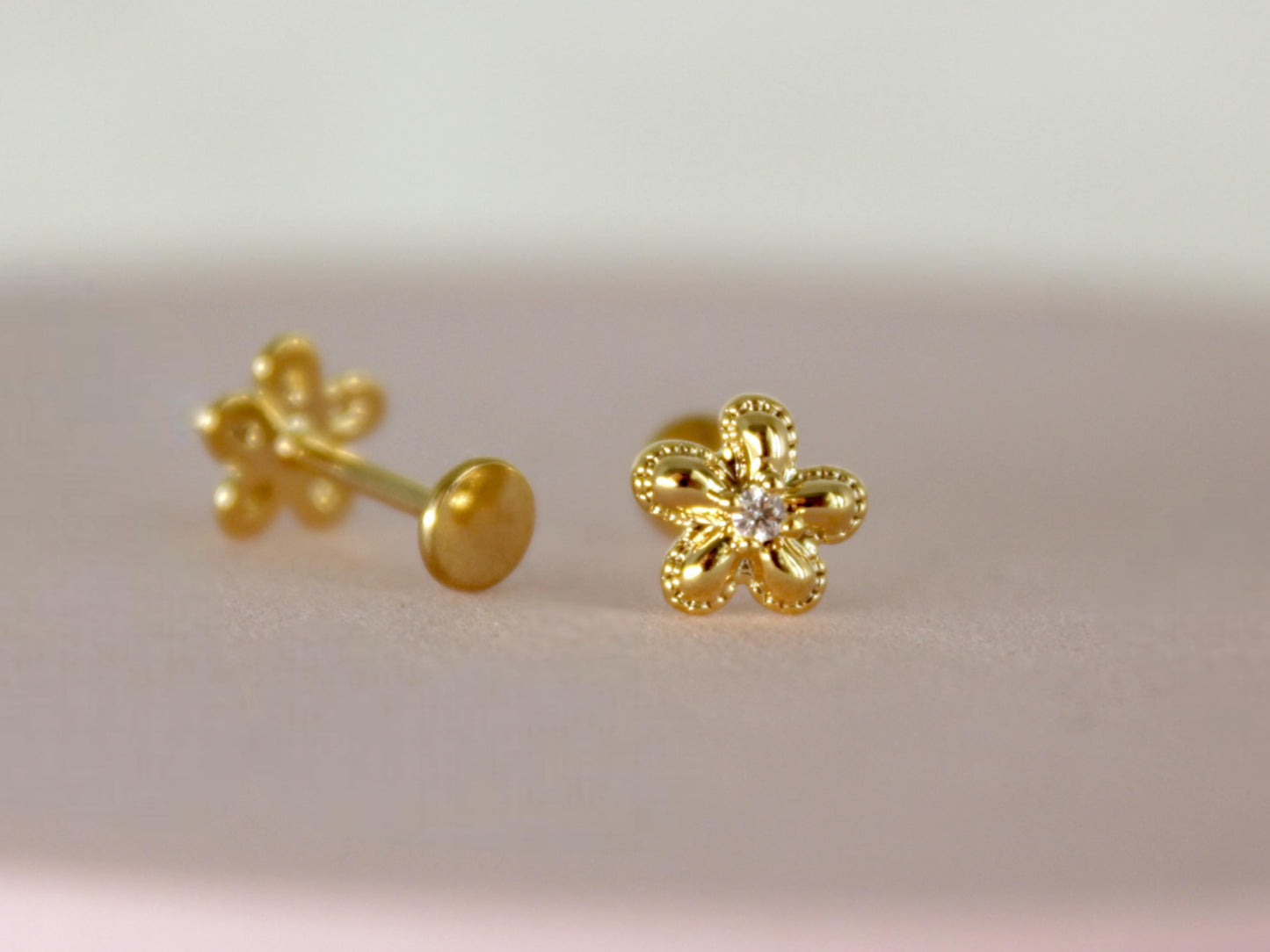 Gold Titanium Threadless Push-In Labret with  CZ Crystal Flower Top, 18g Body Jewelry for Lip, Nose, Cartilage, Tragus Piercing  Jewelry