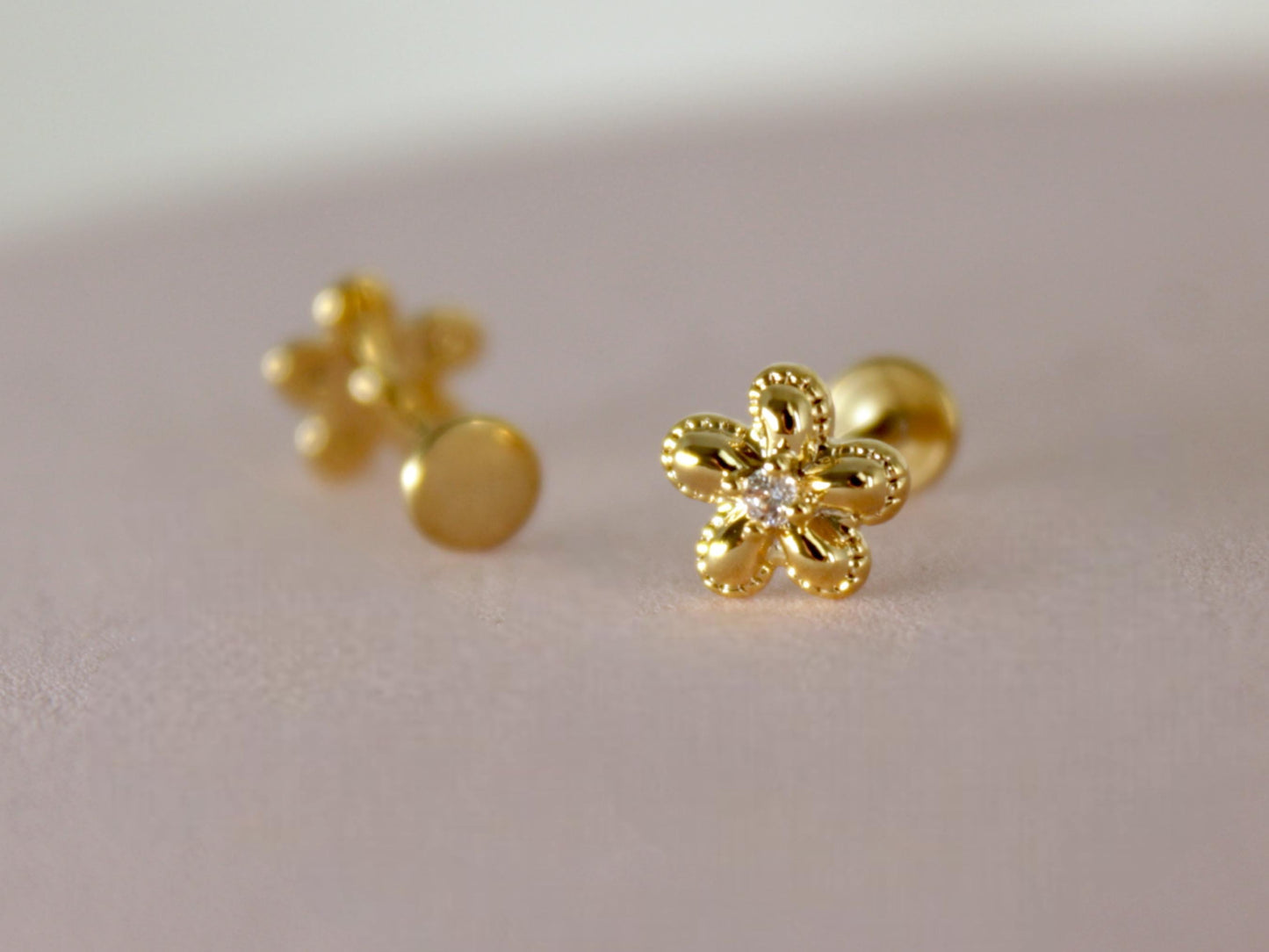 Gold Titanium Threadless Push-In Labret with  CZ Crystal Flower Top, 18g Body Jewelry for Lip, Nose, Cartilage, Tragus Piercing  Jewelry