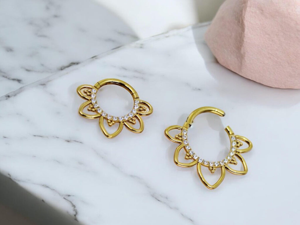 Gold Titanium Septum Clicker Hoop Ring, Heart Sparkling Gem Front Decor Septum Piercing, 16G Gold Septum Nose Piercing Body Jewelry